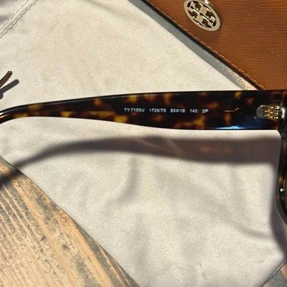 ☀️Tory Burch Sunnies•Tortoise Frames•Gold Tory Burch Logo☀️ - Picture 8 of 11